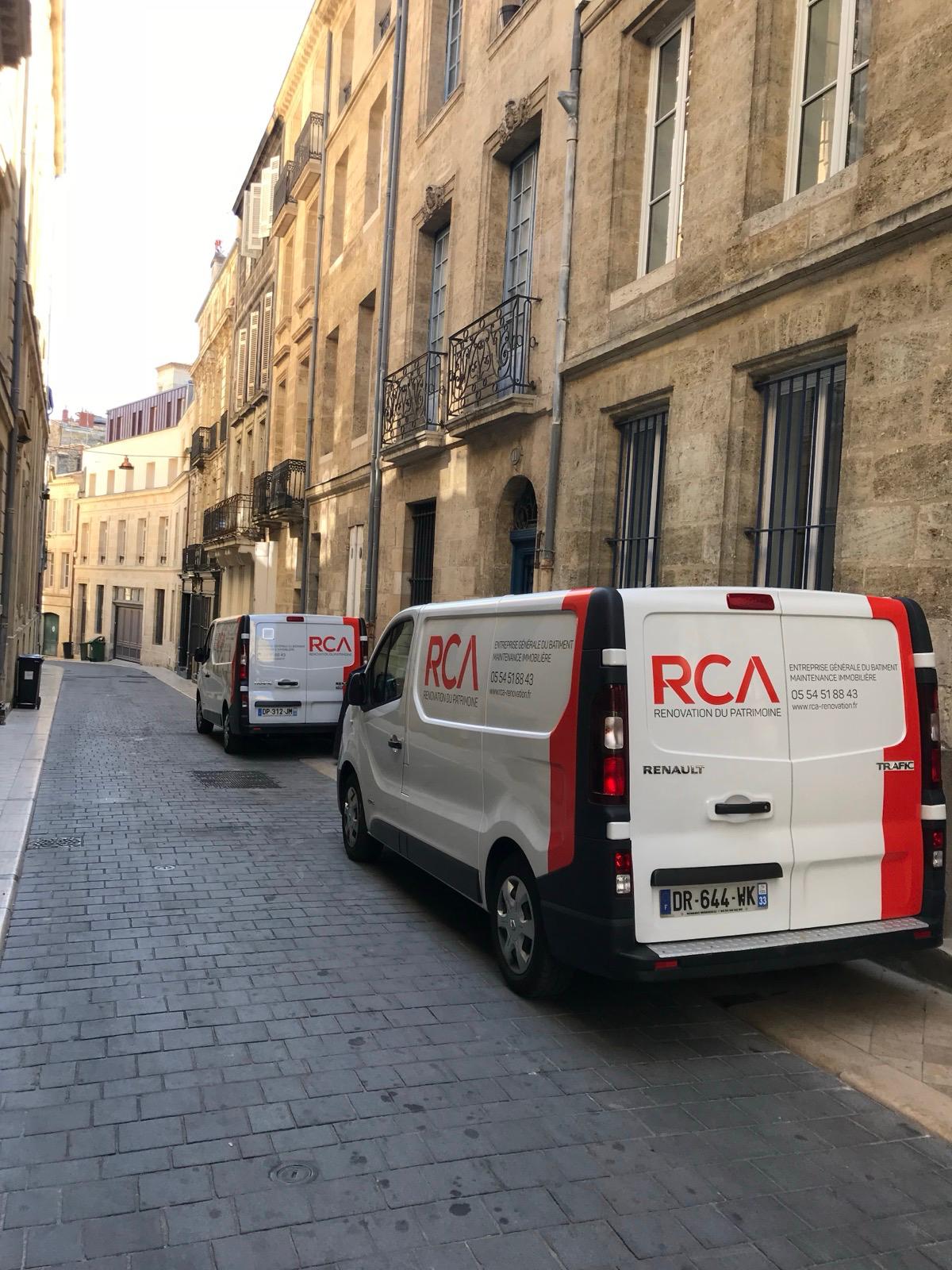 Camionnettes RCA dans une rue bordelaise